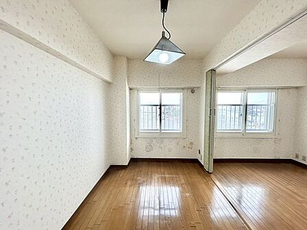 【リフォーム中】5.1帖洋室は、隣室との壁を造作いたします。クロスの張替、マンション用フロアの上張り、建具、照明器具の交換を予定しております。