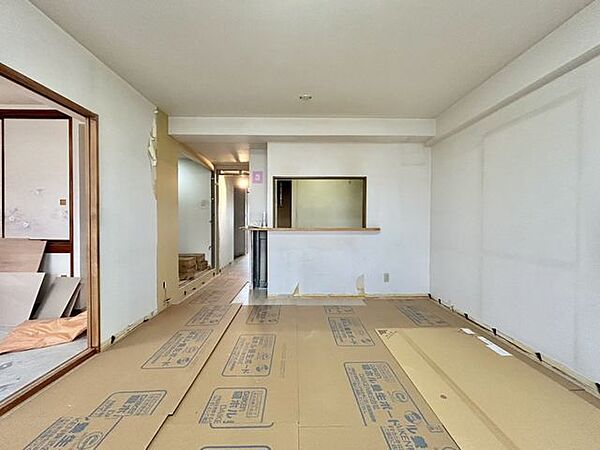 【リフォーム中　リビング】リビングはクロスの張替、マンション用フロアの上張り、建具、照明器具の新品交換を行います。