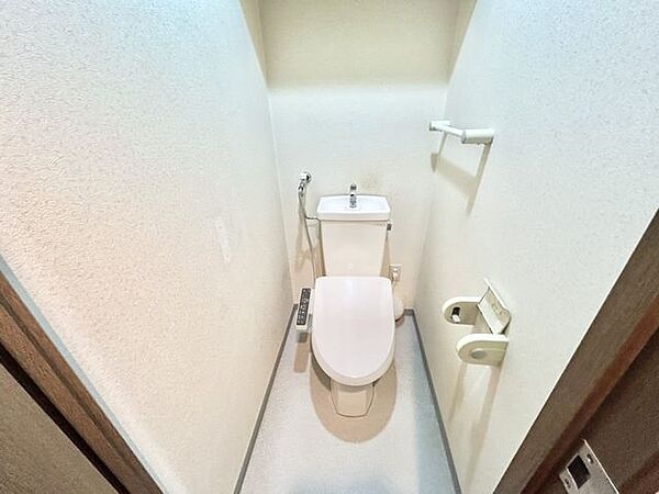 【リフォーム中　トイレ】新品交換いたします。その他クロスの張替、マンション用フロアの上張り、照明器具、建具の交換を予定しております