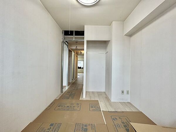 【リフォーム中　洋室A】クロスの張替、マンション用フロアの上張り、照明器具の交換を予定しております。