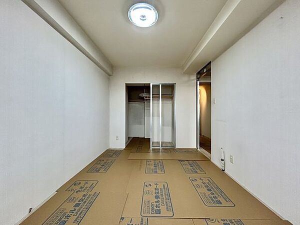 【リフォーム中　洋室B】クロスの張替、マンション用フロアの上張り、照明器具の交換を予定しております