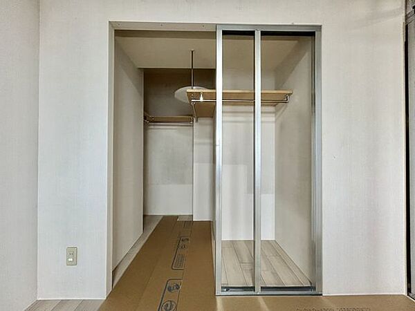 【リフォーム中　洋室A収納】