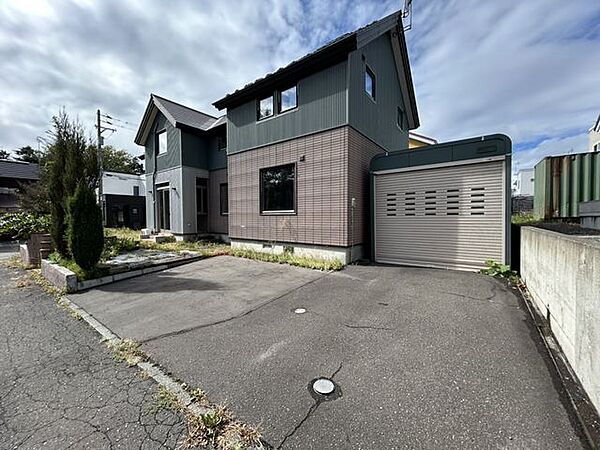 【現況】南西・南東道路付けの角地で日当たり良好。駐車はハイルーフ車庫含め最大4台程度駐車可能です。（車種による）