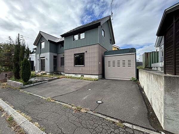 【現況】駐車場は並列3台、ハイルーフ車庫に1台の計4台駐車が可能です（車種による）