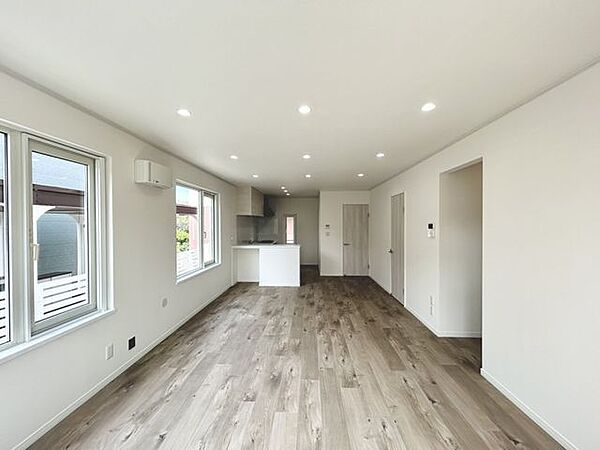 【リフォーム後】LDKは約18.5帖と開放感のある空間。キッチンの新品交、クロスの張替、床の上張り、照明・建具・インターフォンを新品交換いたしました。