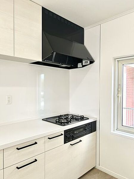 【リフォーム後】キッチンはシステムキッチンへと新品交換いたしました。シンクは汚れが付きにくく熱に強い人工大理石製です。天板とシンクの境目に継ぎ目がないのでお掃除ラクラク。キッチンをより清潔に保てます。