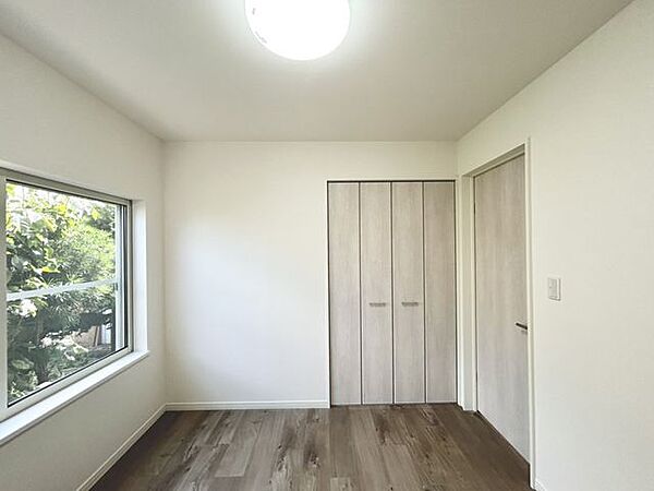 【リフォーム後】1階約4.5帖の洋室はクロス・床の張替、照明・建具の新品交換、収納はクローゼットへと変更いたしました。