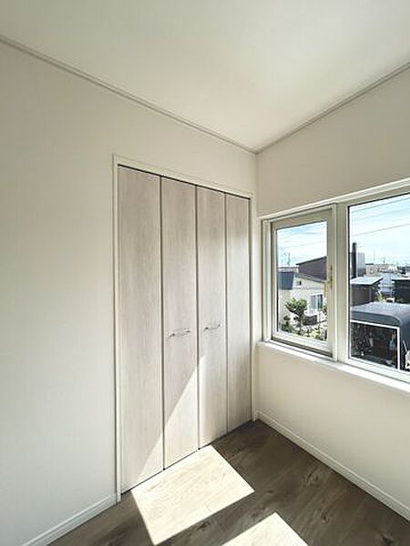 【リフォーム後】2階西側6帖洋室の収納です。クロスの張替、床の上張り、照明器具・建具の新品交換を行いました。お荷物を収納いただき、お部屋を最大限広くご活用いただけます。