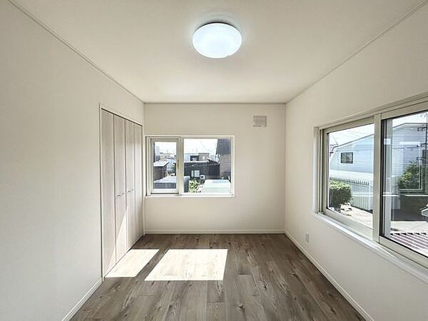 【リフォーム後】2階西側6帖洋室はクロスの張替、床の上張り、照明器具・建具を新品交換。2面採光の為日の当たる暖かいお部屋です。収納はクローゼットがございます。