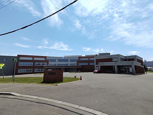 江別市第一 【中学校】江別市立江別第一中学校まで約1300ｍと徒歩約17分です。登下校の時間もお子様の思い出になりますね。