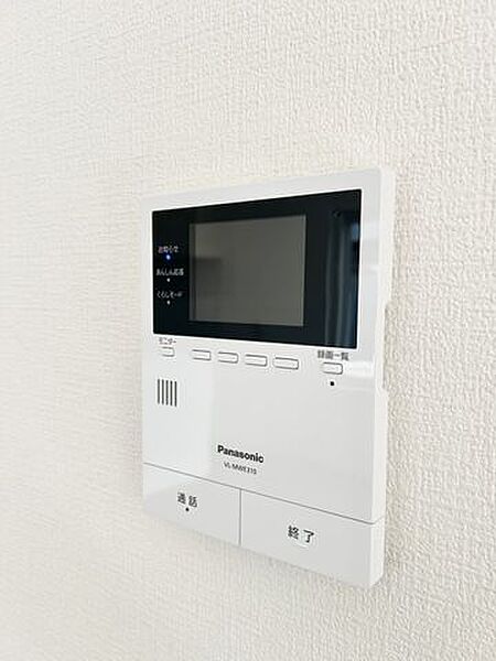 【リフォーム後】TVドアホンは新品交換いたしました。モニターで玄関にいらしたお客様を確認してから応対できます。留守中の来客も記録できるので防犯面でも安心ですね。
