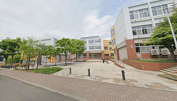 厚別東小学校様まで徒歩約15分です。(約1200ｍ)