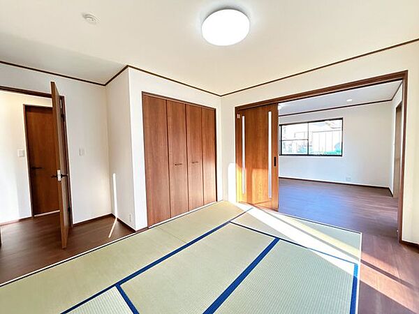 【内外装リフォーム済】畳は表替えいたしました。イグサの香りに癒されながらごろ寝が出来る和の空間は小さなお子様にもご年配の方にもくつろぎの場になるので1室あると嬉しいですね。
