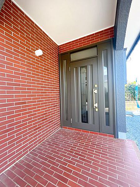 【リフォーム完成】玄関ドアは前所有者様にて新品交換済み。カギ交換を行い、防犯面も安心して新生活を迎えられます。