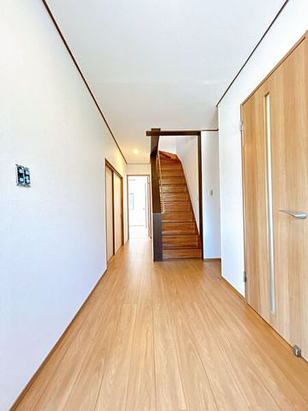 【リフォーム完成】1階廊下。床フローリング張り、クロス張替え、照明器具交換を行いました。