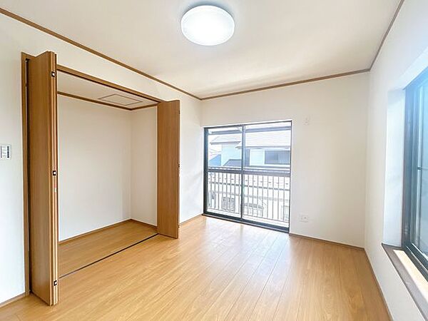 【リフォーム完成】2階南西側洋室。床フローリング張り、クロス張替え、照明器具交換を行いました。
