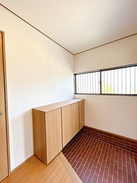 【リフォーム完成】1階玄関。シューズボックス新品交換いたしました。床フローリング張り、クロス張替え、照明器具交換を行いました。