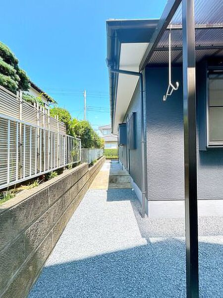 【リフォーム完成】家の周りは一周砕石を敷いております。地面との間には防草シートも敷いておりますのでお手入れも楽です。