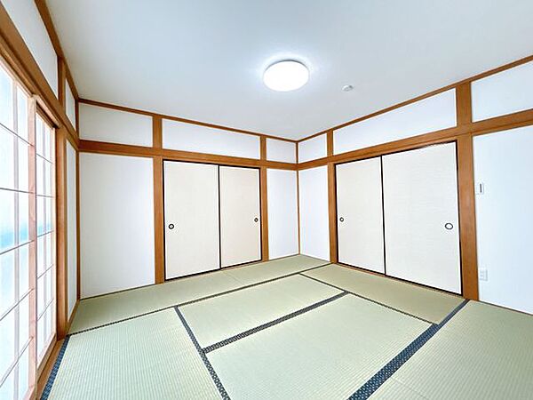 【リフォーム完成】畳は表替えを行いました。イグサの香りに癒されながらごろ寝が出来る和の空間は小さなお子様にもご年配の方にもくつろぎの場になるので1室あると嬉しいですね。