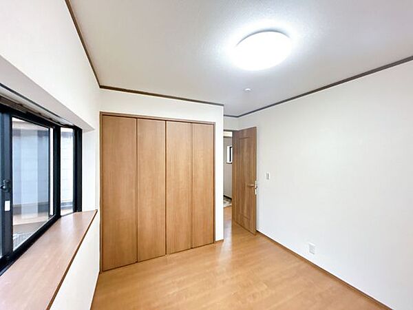 【リフォーム済＆即入居可】2階洋室です。寝室に趣味のものを置くスペースの余裕もあります。天井壁クロス貼り替え、フローリング重ね張り、照明交換、他。