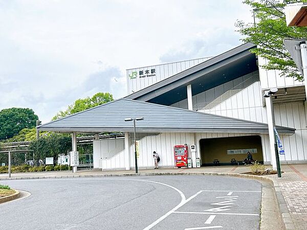 新木駅まで徒歩22分。 1300m