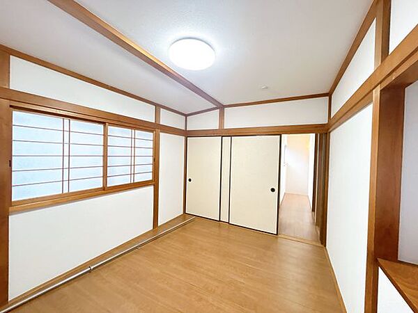【リフォーム済＆即入居可】和室は洋室へ変更いたしました。明るい空間でゆったりできていいですね。天井壁クロス貼り替え、フローリング張替、照明交換、他。