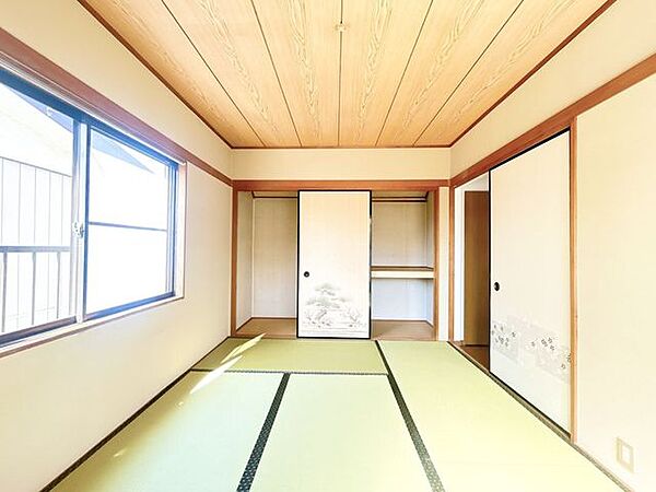 【駐車拡張済・現況販売】2階和室。前所有者様が綺麗にお使いです。