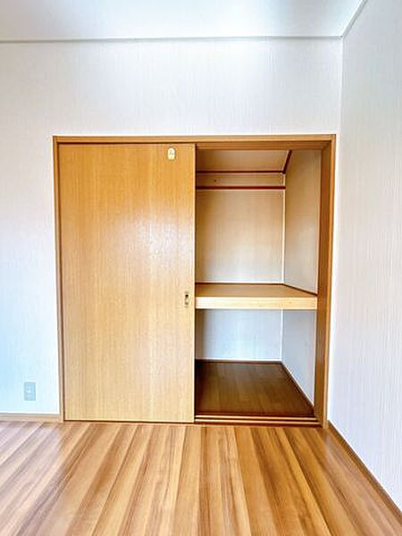 【駐車拡張済・現況販売】2階洋室収納写真。前所有者様にてリフォーム済。大変綺麗にお使いです。