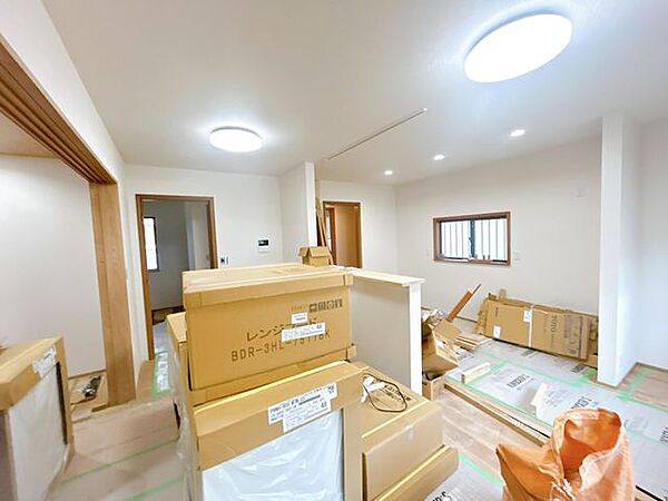 【リフォーム中8/9更新】リビングを別角度で撮影致しました。二面採光に加えて、お庭側が南向きでお部屋に暖かく明るい光が差し込みますね。天井壁クロス貼り替え、フローリング重ね張り、照明交換…
