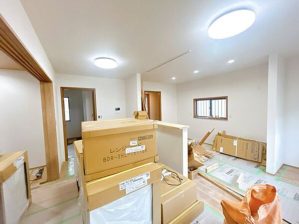 【リフォーム中8/9更新】和室→洋室写真。こちらはフローリングに張替え、居室としても使え、扉を開けていただければリビングとしてもお使いいただけます。