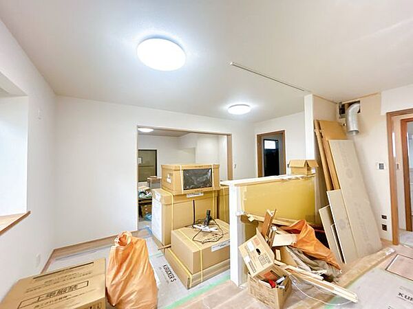 【リフォーム中8/9更新】約18帖の広々としたLDKが魅力のお家です。対面キッチンに間取り変更予定です。リビング。ダイニング写真です。床フローリング重ね張り、クロス張替、照明交換致します。