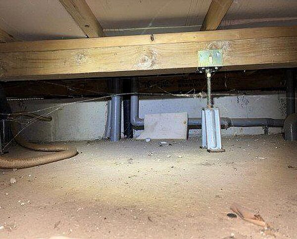 中古住宅の3大リスクである、雨漏り、主要構造部分の欠陥や腐食、給排水管の漏水や故障を2年間保証します。その前提で床下まで確認の上でリフォームし、シロアリの被害調査と防除工事もおこないます。