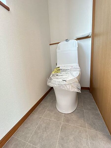 【リフォーム中8/9更新】トイレ写真。トイレは温水洗浄機能付きに新品交換します。直接肌に触れるトイレは新品が嬉しいですよね。