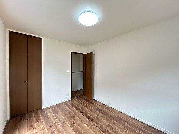 【リフォーム済】2階6帖のお部屋です。お子様のお部屋にいかがでしょうか。収納スペースもばっちりございます。床フローリング張り、クロス張替を行います。