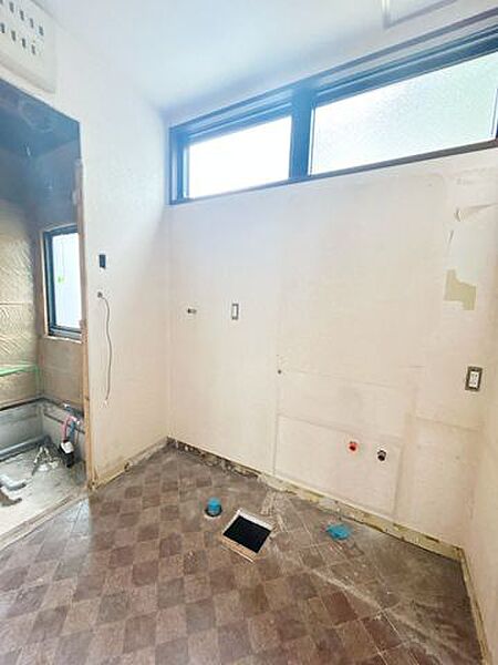 【リフォーム中8/9更新】洗面室。洗面台は新品交換予定です。床クッションフロア張替、壁天井クロス張替行います。清潔な空間で、朝の支度も気持ちよく出来そうです。