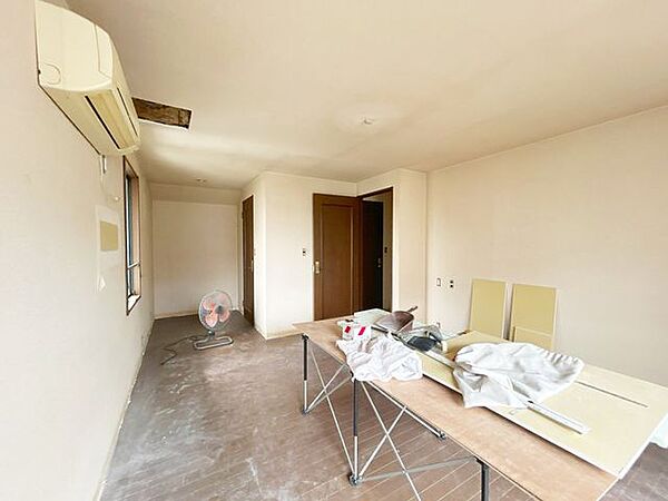 【リフォーム中8/9更新】2階ベランダにつながる洋室です。収納スペースもありますのでお洋服をたくさんお持ちの方も安心ですね。床フローリング張り、壁天井クロス張替を行います。