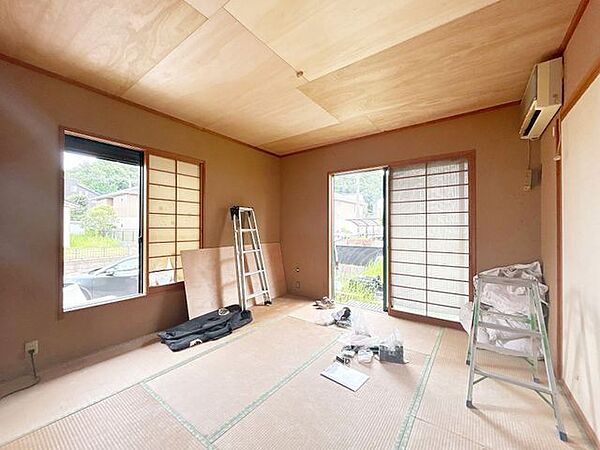 【リフォーム中8/9更新】1階和室。陽当たりがいいので、ゴロンと横になりたいときには嬉しい空間です。畳表替えを行います。天井壁クロス張替えを行います。