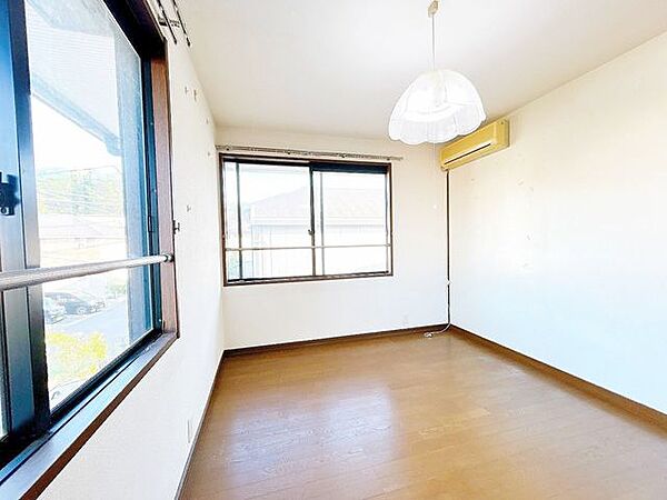 【リフォーム中8/9更新】2階風通しがよく日の当たるお部屋です。お子様のお部屋にいかがでしょうか。収納スペースもばっちりございます。床フローリング張り、クロス張替を行います。