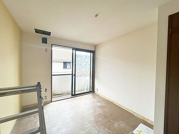 【リフォーム中8/9更新】2階風通しがよく日の当たるお部屋です。収納スペースもばっちりございます。床フローリング張り、クロス張替を行います。