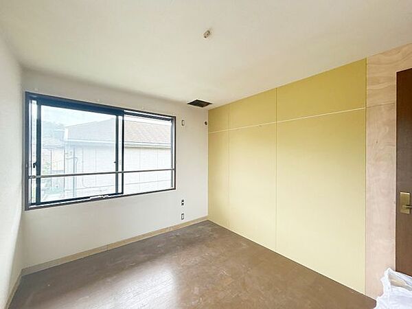 【リフォーム中8/9更新】2階風通しがよく南側で日の当たるお部屋です。お子様のお部屋にいかがでしょうか。収納スペースもばっちりございます。床フローリング張り、クロス張替を行います。