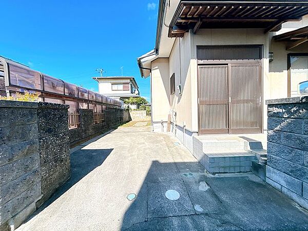 【駐車3台に拡張工事中】