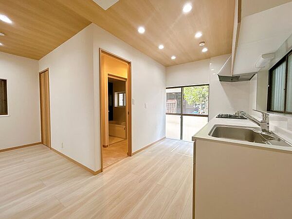 【リフォーム済】リビング　大切な家族が集まるリビングは、南向きの掃き出し窓から温かな日差しが差し込みます。
