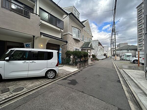 前面道路　交通量が少ない道なので、焦ることなく駐車が出来ます。