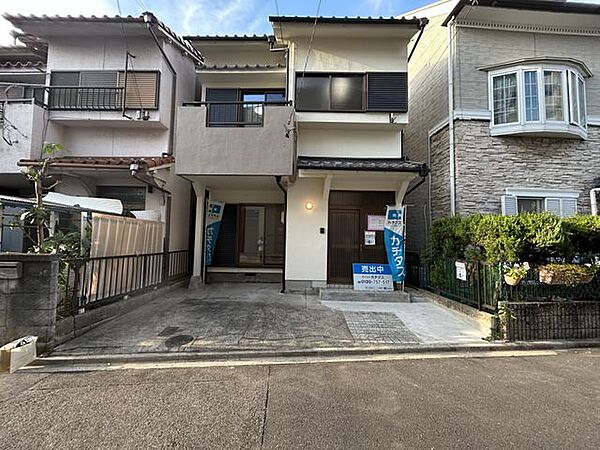 【リフォーム済】外観　南側と北側の二方道路になっています。