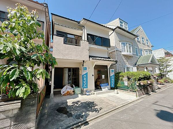 【リフォーム済】外観　南側と北側の二方道路になっています。