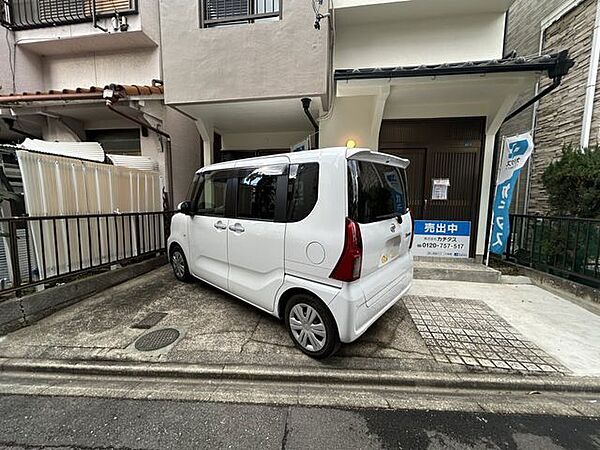 【リフォーム済】駐車場　横付けで1台駐車可能です（車種による）。