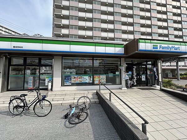 【周辺】コンビニ　ファミリーマート豊成団地店まで約260ｍ（徒歩3分）。何か欲しい時にいつでも行くことが出来るのはありがたいですね。