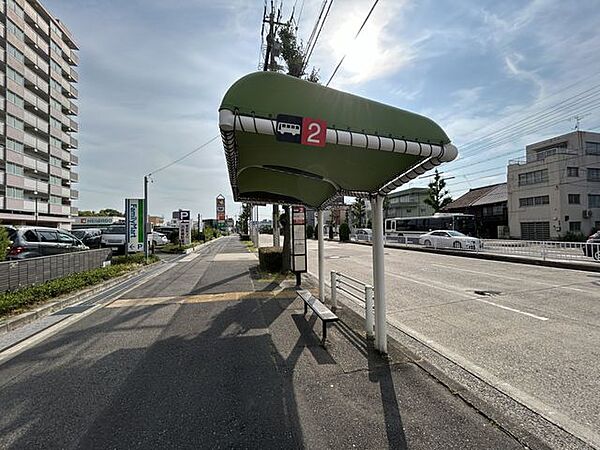 【周辺】バス　運河通三丁目停留所まで約350ｍ（徒歩4分）。雨の中でも楽にお出かけが出来ますね。