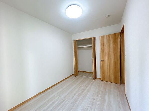 【リフォーム済】階段　クロス張り替え、照明器具交換、火災警報器設置しました。曲がり階段になっているので、万が一上の方で滑っても下まで落ちにくく、小さなお子様がいても安心です。