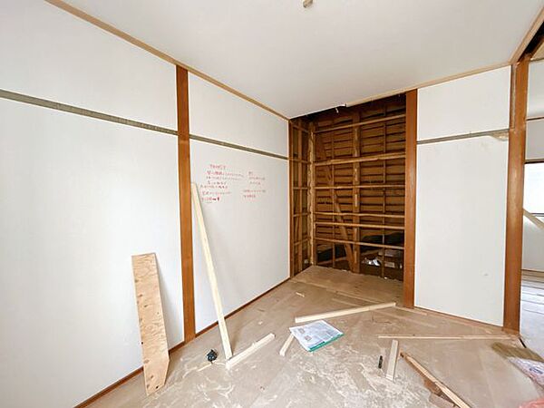 【リフォーム中】2階西側洋室　建具交換、サッシ交換、クロス張替え予定。バルコニーへ出ることができるお部屋は寝室にいかがですか。窓からの光で明るい室内です。